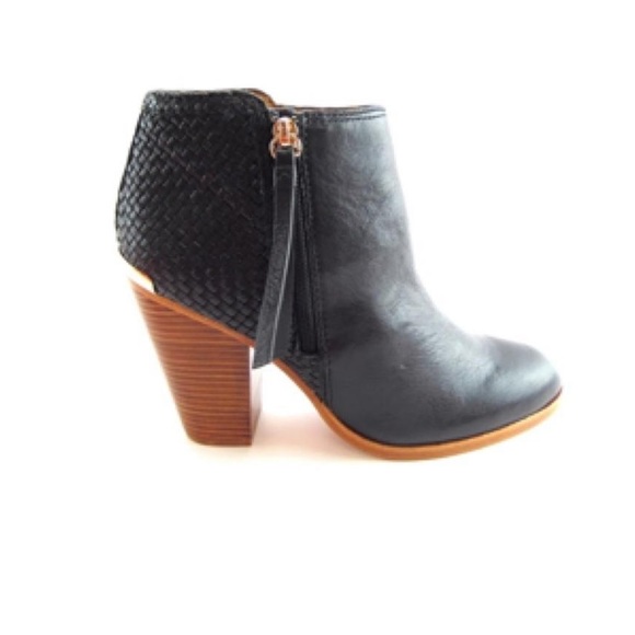 Coach Heidi Boot LIKE NEW Comes WITH BOX - Picture 4 of 6